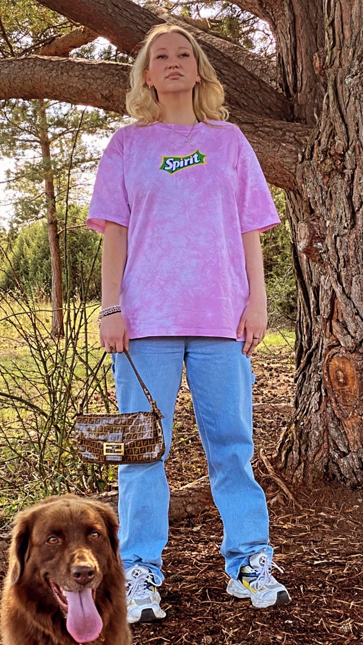Vollständige Modelaufnahme mit Dirty Spirit T-Shirt
