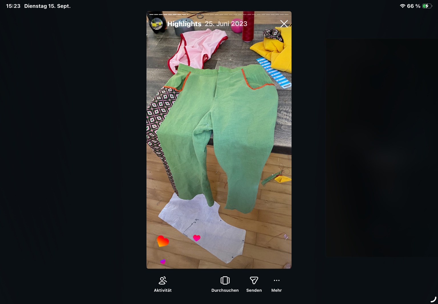 Grüne Hose mit farbigen Nahtdetails auf dem Arbeitstisch