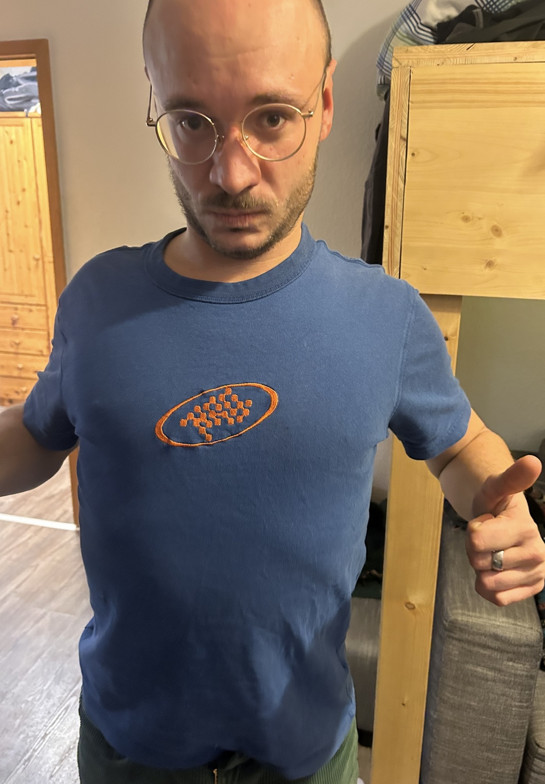 Blaues NRG T-Shirt mit orangefarbenem Motiv, getragen